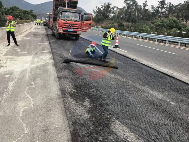 云南省昆楚高速公路路面病害处理